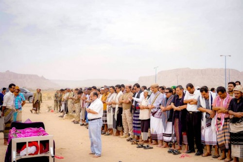 جموع غفيرة تشيّع جثماني الشهيدين حسن خميس وعبدالرحمن المحضار إلى مثواهما الأخير بـ#شبوة