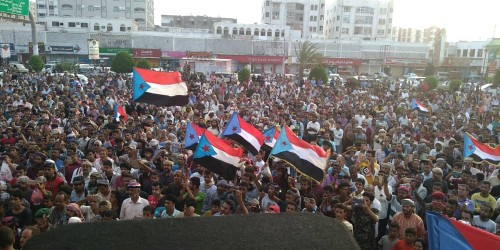 حشود جماهيرية كبيرة في عدن تطالب برحيل الحكومة