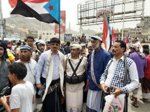 اثناء مشاركته في تشييع الشهيد ابو اليمامه ورفاقه.. الشيخ السليماني : الابطال برحيلهم يحييون قضايا شعوبهم