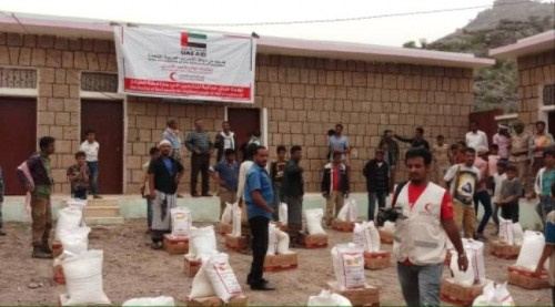 الهلال الإماراتي يوزع سلال غذائية على النازحين في قعطبة شمال #الضـالع