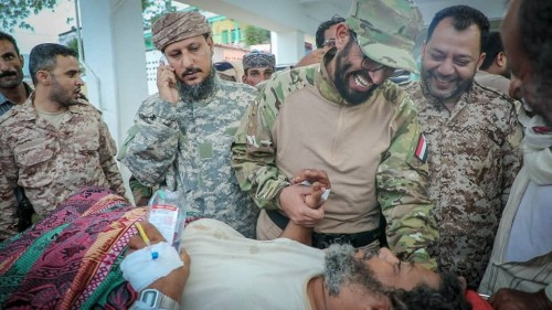 نائب الرئيس يطمئن على صحة جرحى القوات الجنوبية ومنتسبي الحماية الرئاسية ويوجّه بنقل الحالات الصعبة لتلقي العلاج في الخارج(صور)