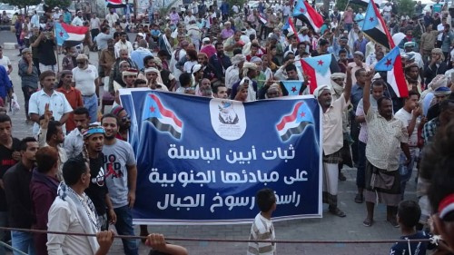 عاجل .. بالصور حشود أبناء أبين تدخل الآن ساحة الحرية بخورمكسر للمشاركة في #مليونيهالتمكينوالثبات ب#العاصمة_عدن 