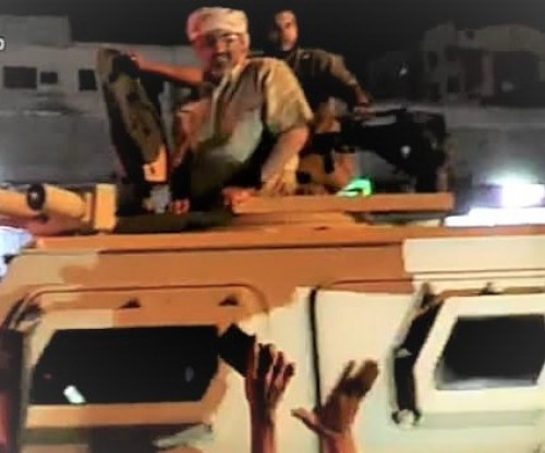 الرئيس القائد عيدروس الزُبيدي يُحيي المحتشدين بساحة العروض وسط استقبال غفير