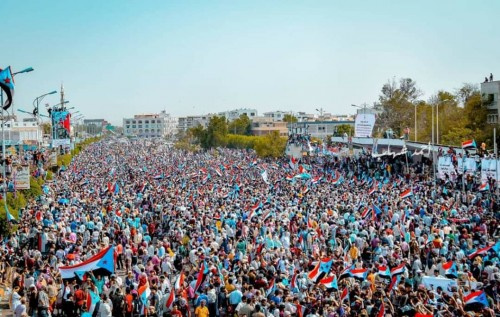 شاهد بـ(الصور)..أبناء الجنوب يعلنون تأييدهم المطلق لخطوات القوات الجنوبية و#المجلس_الانتقالي لبسط الأمن وحماية المواطنين ويجددون تفويضهم للرئيس الزُبيدي