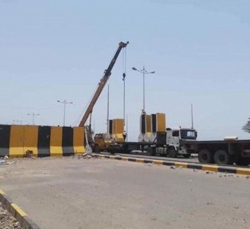 رفع الخرسانات من أمام منزل الميسري لإعادة فتح الطريق