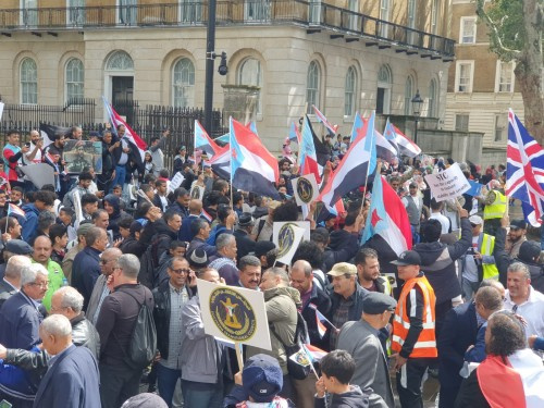 دعما لتوجهات #المجلس_الانتـقالي .. أبناء الجالية الجنوبية ينظمون تظاهرة حاشدة أمام مبنى الحكومة البريطانية