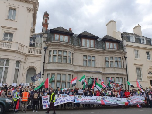 مظاهرة حاشدة للجالية الجنوبية أمام السفارة الإماراتية في لندن دعماً للشعب الجنوبي ووفاءً للتحالف العربي