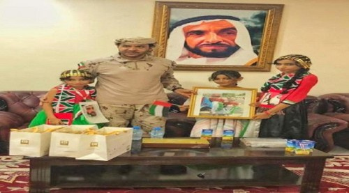 #التحـالف_العربي يكرم طفلات شاركن في مليونية الوفاء للإمارات