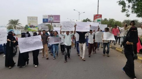 خلال وقفة احتجاجية أمام كلية الطب.. جامعيون بعدن يطالبون برفع الظلم عنهم وإعطائهم كافة الحقوق المشروعة