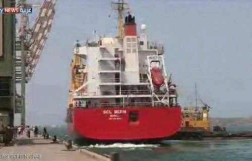 وصول باخرة إماراتية تحمل وقود لمحطات كهرباء #العاصمة_عدن