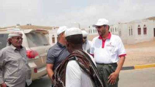 وفد إماراتي يتفقد احوال المواطنين بعد استلام منازلهم في مدينة الشيخ خليفة بالمكلا