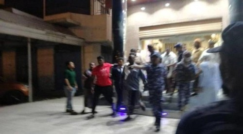 لنشره اخبار كاذبه عن #التحـالف.. أبناء #حضـرموت يطردون صحفي شمالي يدير شبكة اعلامية من المكلا