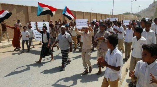 مسيرة حاشدة بالقطن تندد باقتحام ونهب مقر انتقالي المديرية