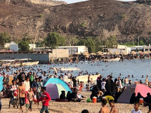 شاهد بـ(الصور).. شواطئ #العاصمة_عدن تكتظ بالزائرين وسط حالة أمنية مستقرة &nbsp;