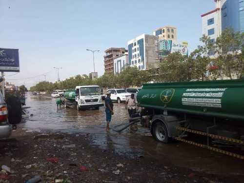 لجنة الإغاثة بـ#المجلس_الانتقالي تواصل شفط مياه الامطار الراكدة بشوارع وأحياء #العاصمة_عدن