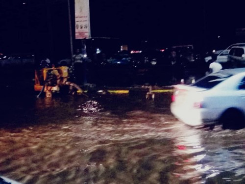 لجنة الإغاثة بانتقالي البريقة تقوم بشفط مياه الأمطار الراكدة بصلاح الدين