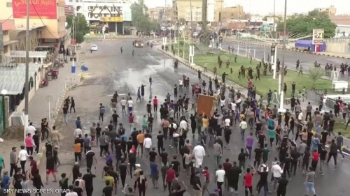 العراقيون يتحدون حظر التجول وارتفاع عدد القتلى إلى 31