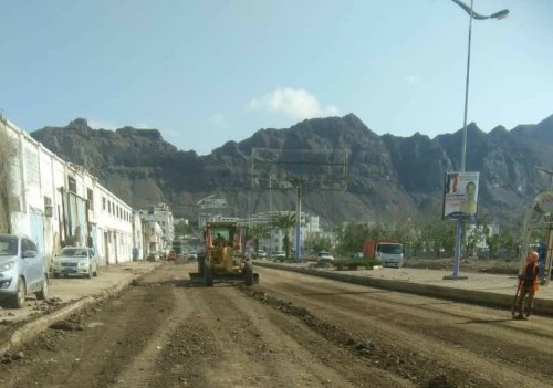 بجهود مثمرة وتعاون مشترك.. إعادة مسح وردم الحفر بطريق دكة الكباش ــ الحمراء بالمعلا