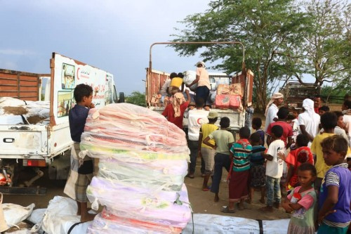 الهلال الإماراتي يقدم مساعدات عاجلة لعشرات الأسر جرفت الأمطار منازلها جنوب #الحديدة (صور)