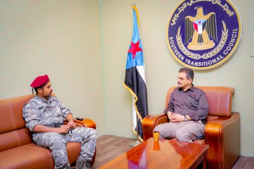 أمين عام #المجلس_الانتقالي يطّلع من قائد اللواء 11 صاعقة على الوضع العسكري بمحافظة أبين