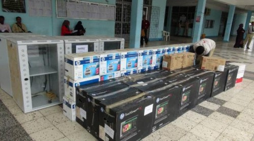 كلية الطب بجامعة عدن تتسلم أجهزة إلكترونية من الهلال الإماراتي