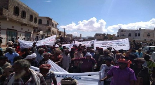 سقطرى.. مسيرة جماهيرية حاشدة للمطالبة برحيل المحافظ الاخواني محروس