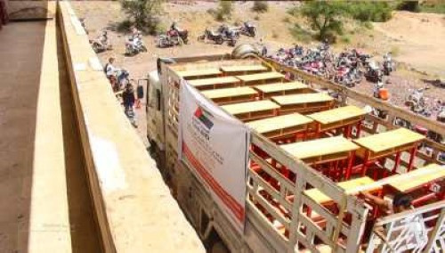 الهلال الإماراتي يرفد ثانوية شكع في #الضالع بكراسي مدرسية