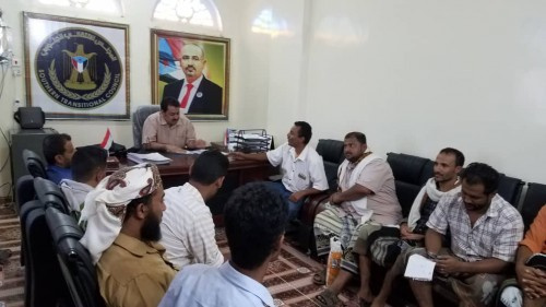 رئيس انتقالي لحج يلتقي عدداً من عمال وموظفي مصنع أسمنت الوطنية