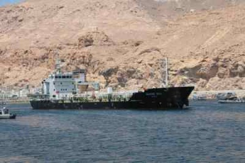 بدعم إماراتي.. وصول باخرة المحروقات الثالثة لدعم كهرباء #حضرموت