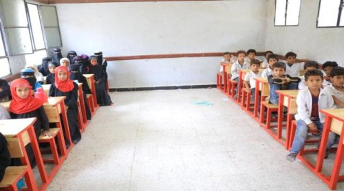 الهلال الإماراتي يقدّم كراسي مدرسية لعدد من المدارس في يافع