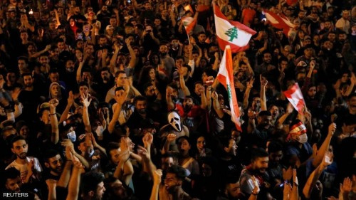 احتجاجات لبنان.. الغضب يتنامى وإصرار على "إسقاط النظام"