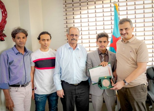 لملس يلتقي الطالب المتفوق محمد فدعق الحائز على البرونزية في أولمبياد علوم الفيزياء بسلطنة عمان