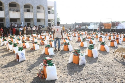 الهلال الأحمر الإماراتي يقدم قافلة مساعدات غذائية جديدة إلى التحيتا بالساحل الغربي