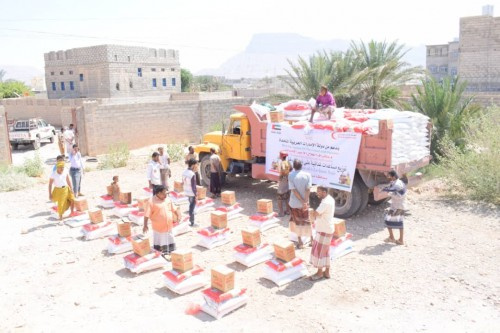 بدعم إماراتي "الهلال الأحمر" يسير قافلة غذائية لذوي الدخل المحدود بمحافظة #شبوة