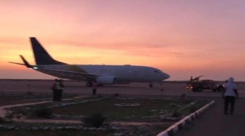 عــاجل.. محافظ سقطرى يمنع طائرة اماراتية تقل مرضى من مغادرة مطار الجزيرة
