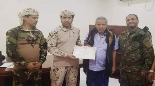 قائد قوات التحالف بعدن يكرم أبو الشهداء الثلاثة المناضل الشوبجي