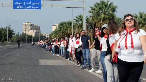 لبنان.. الاحتجاجات تتواصل بسلسلة بشرية من الجنوب للشمال