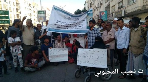 الجرحى واسر الشهداء يفترشون الشوارع احتجاجا على إيقاف الحكومة رواتبهم واجراءت علاجهم