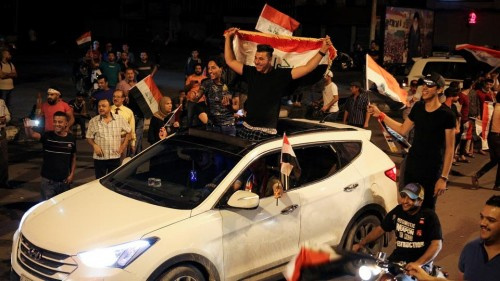 سيارات وآلاف العراقيين يكسرون حظر التجول في بغداد