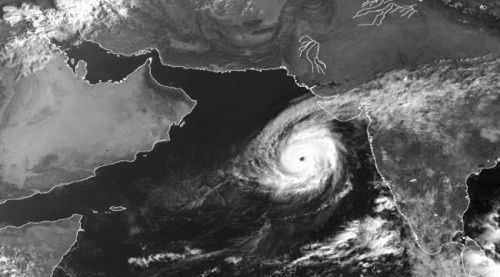 تراجع إعصار "كيار" إلى الدرجة الثانية واستمرار تحركه باتجاه الغرب