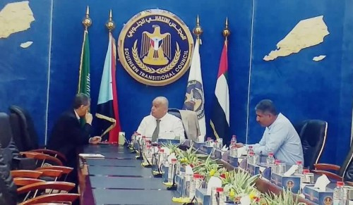 الوالي يبحث مع رئيس غرفة تجارة وصناعة #العاصمة_عدن سبل التعاون المشترك لتأمين الحركة التموينية في الأسواق