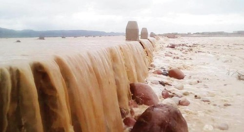 مؤسسة خليفة الإنسانية تطلق خطة طوارئ لإغاثة أهالي #سقطرى جراء تأثيرات العاصفة المدارية #كيار