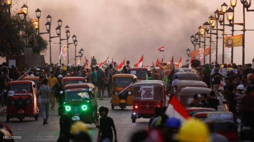 استمرار قطع الطرق في بغداد.. والأمن يواجه المتظاهرين بالرصاص