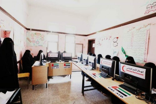 الهلال الاماراتي يزود مدرسة أروى للبنات ب#شبوة بأجهزة كمبيوتر
