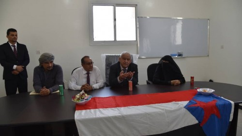 بتمويل من الانتقالي.. الوالي يفتتح قاعة وملحقات مجمع الشيخ عثمان الصحي