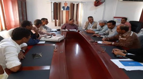 السلطة المحلية بالتواهي تُبرم اتفاقية مع (UNOPS) وصندوق صيانة الطرق لتنفيذ مشروعين بالمديرية