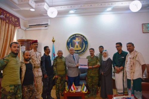 بتوجيهات من الرئيس الزُبيدي.. الوالي يُكرم مدير عمليات مطار عدن الدولي &nbsp;