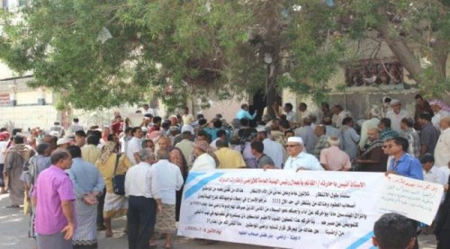 وقفة احتجاجية لملاك أراضي بئر فضل مطالبة الرئيس هادي بتسليم اراضيهم