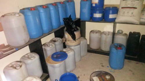 يحوي مواد كيماوية.. ضبط معمل يقوم بصناعة مواد تنظيف في احد المنازل بالمدينة الخضراء(صور)