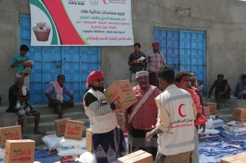 الهلال الإماراتي يواصل تقديم المساعدات الغذائية على عدة قرى ومناطق نائية ب#حضرموت